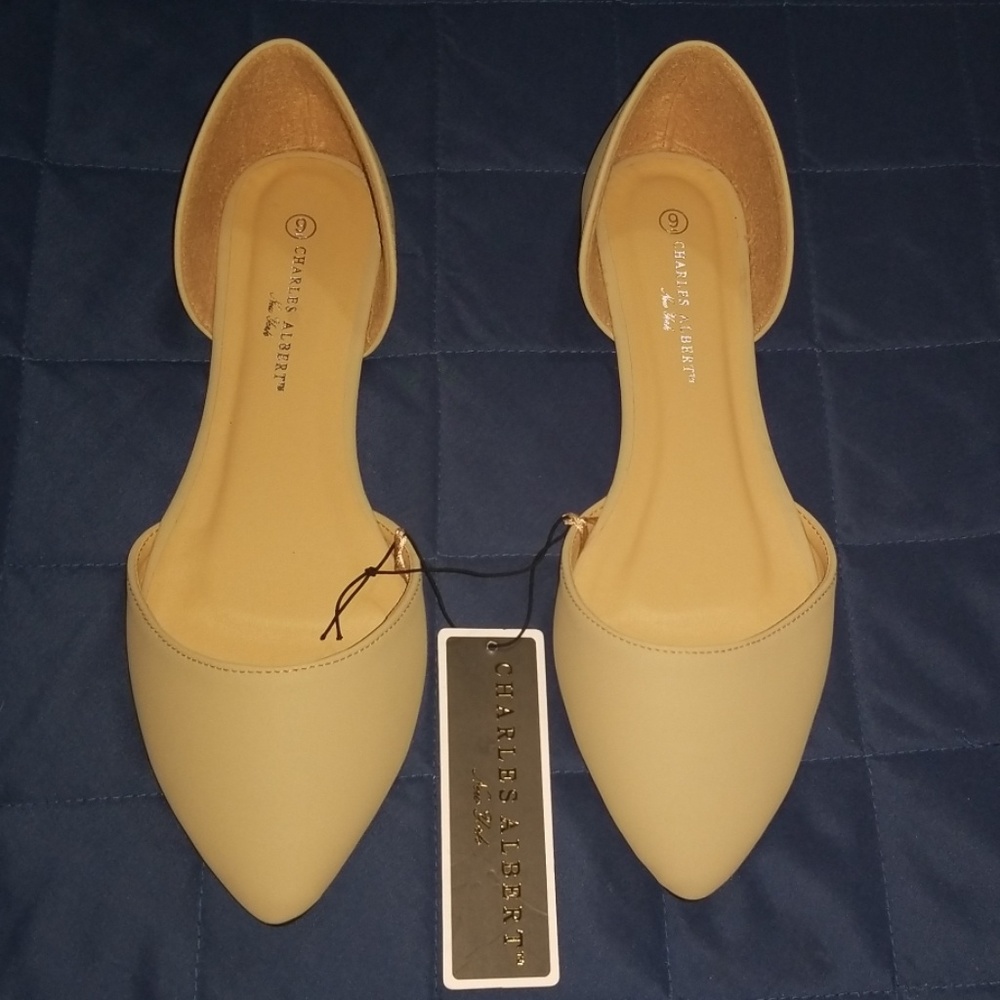 NWT Charles Albert Flats, Beige Size 9